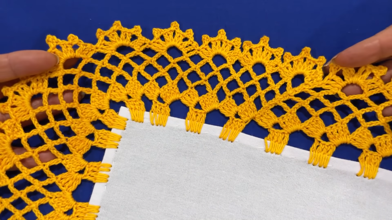 Puntilla de Flores Tejida con Detalles en el Cierre