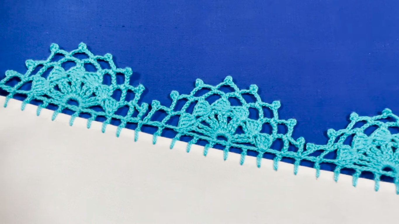 Puntilla de Flores Tejida con Elegancia