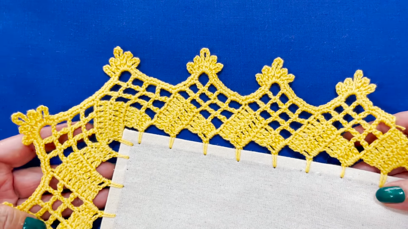 Puntilla Tejida con Cuadritos y Adornos